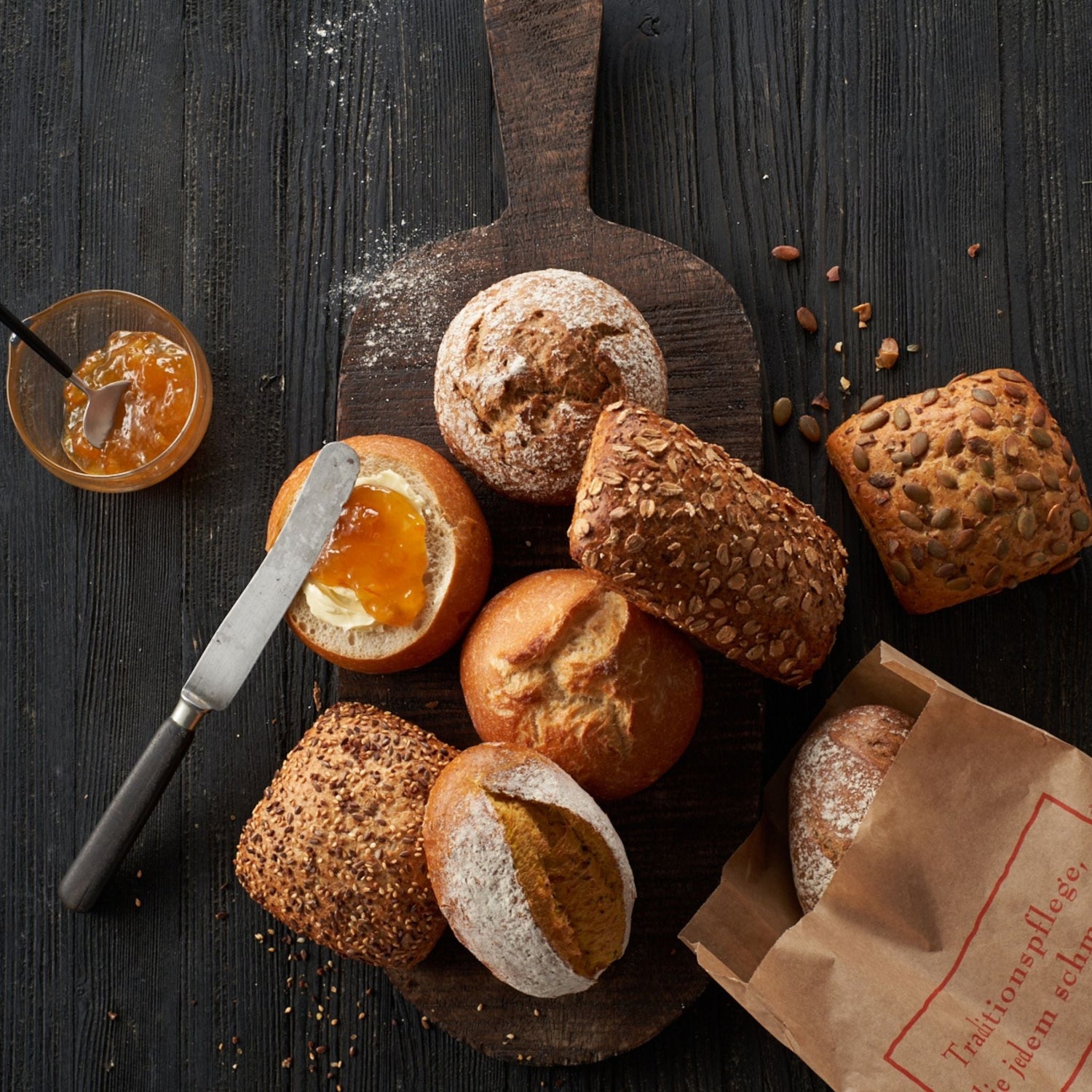 Knusprige, frisch gebackene Brötchen aus der Wiener Feinbäckerei Heberer – perfekt für Frühstück und Pausen.