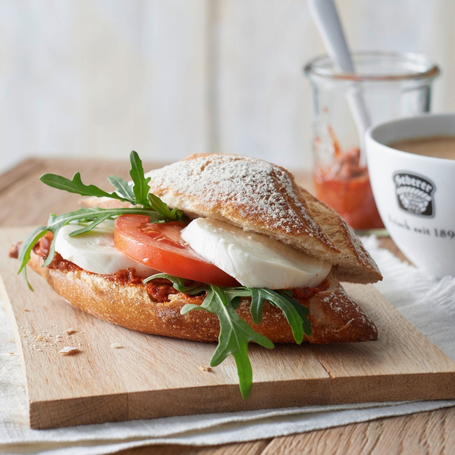 Herzhafte Snacks und belegte Brötchen von der Wiener Feinbäckerei Heberer – frisch zubereitet für jeden Geschmack.